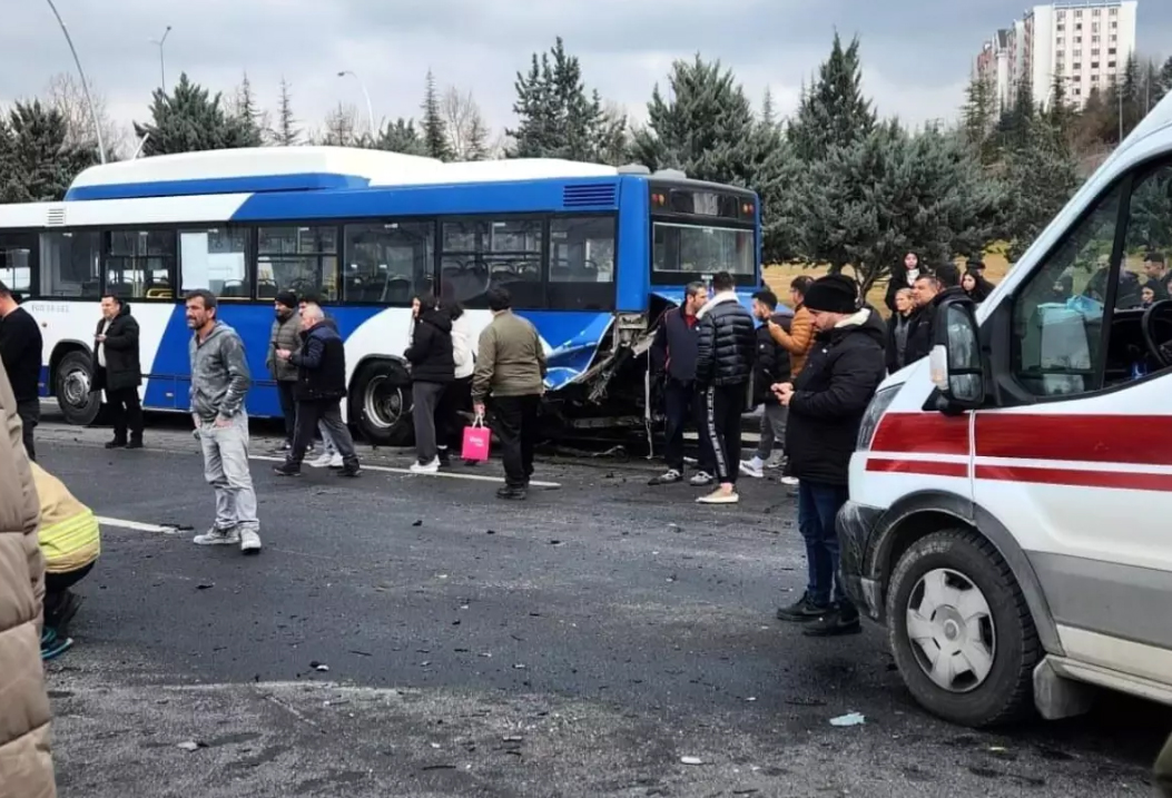 Ankara’da Otobüse Çarpan Araçta 4 Yaralı
