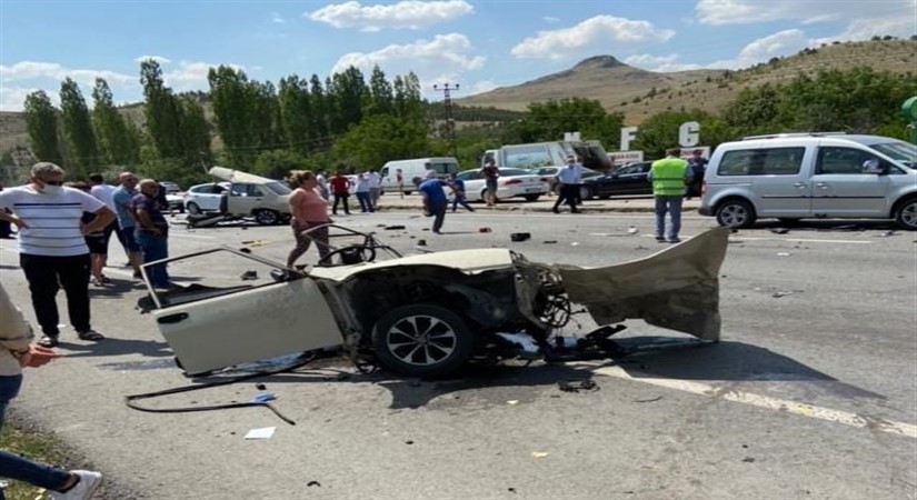 ANKARA’DA TRAFİK KAZASI: 1 ÖLÜ 10 YARALI