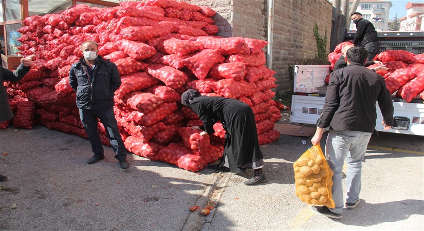 Etimesgut’ta Patates-Soğan Dağıtıldı