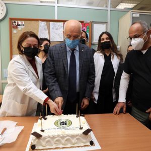 Yaşar, sağlık personeliyle birlikte pasta kesti